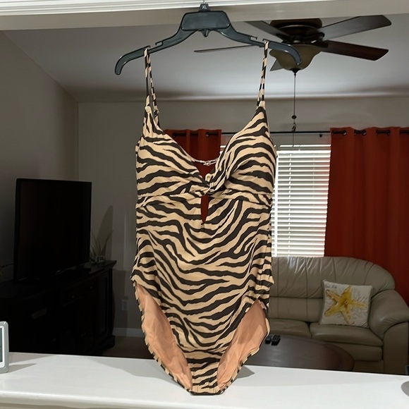 J. Crew Zebra Print Front Twist One Piece Swimsuit Plus Size 24 NWT - Picture 2 of 12